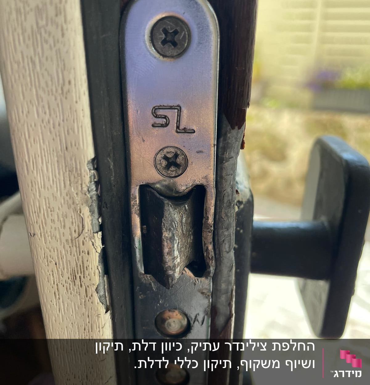 מנעול דלת עם בריח מתכת וברגים